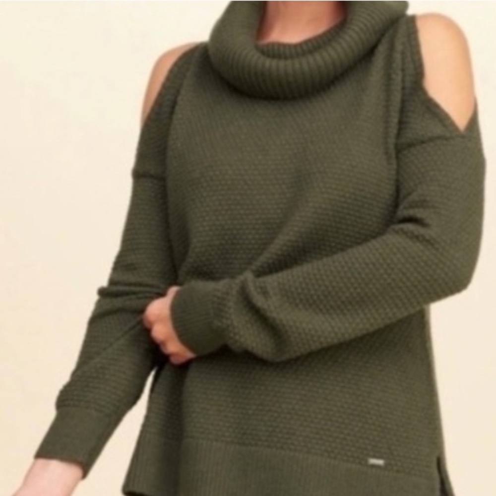 HOLLISTER COLD SHOULDER TURTLENECK SWEATER
